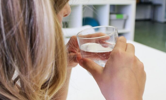 Starker Durst ist eines der Hauptzeichen von Diabetes